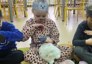 Dzieci wykonują ćwiczenia ortofoniczne z wykorzystaniem lusterek.