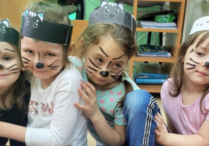 Dziewczynki wykonują pamiątkowe zdjęcie.