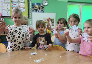 Motylki prezentują wykonane słonie.