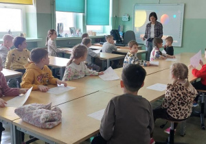 Dzieci poznają robota Photona i zasady poruszania nim.