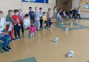 Żabki sterują robotem przy użyciu tabletów.