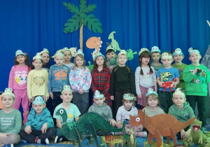 Pamiątkowe zdjęcie Żabek z dinozaurami