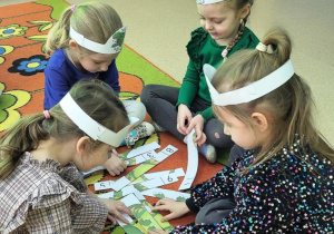 Motylki układają puzzle