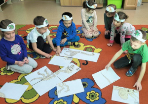 Motylki składają szkielet dinozaura