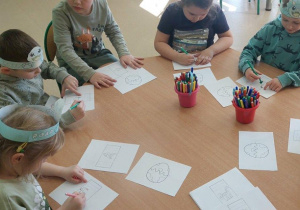 Żabki wykonują pracę plastyczną