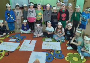 Motylki prezentują szkielety dinozaurów