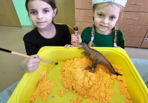 Dziewczynki bawią się w paleontologa