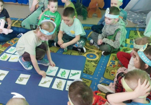 Żabki dobierają szkielety do dinozaurów