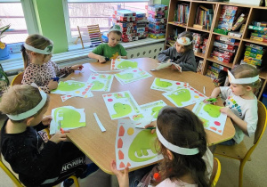 Dzieci wycinają elementy dinozaura