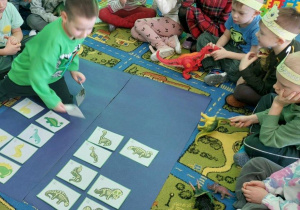 Chłopiec dobiera szkielet do dinozaura