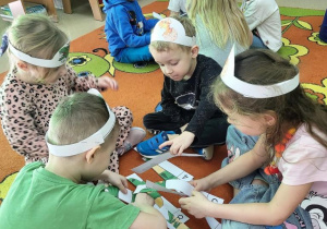 Motylki układają puzzle