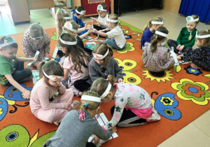 Motylki układają puzzle