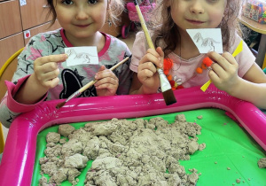 Dziewczynki bawią się w paleontologa