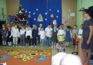 Dzieci z grupy Motylki śpiewają piosenki.