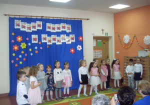 Dzieci z grupy Wiewiórki mówią wierszyki.