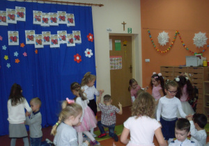 Dzieci z grupy Wiewiórki tańczą krakowiaka.