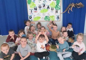 Pamiątkowe zdjęcie z dinozaurami.