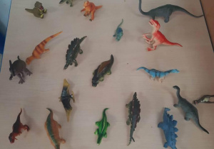 Pokaz przyniesionych z domu dinozaurów.