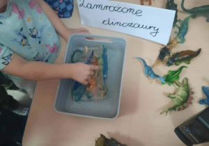 Eksperyment badawczy-zamrożone dinozaury.