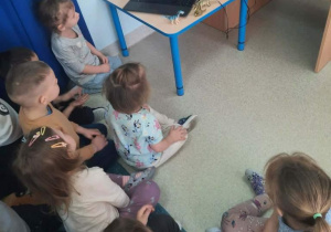 Dzieci oglądają film"Karolek i dinozaury".