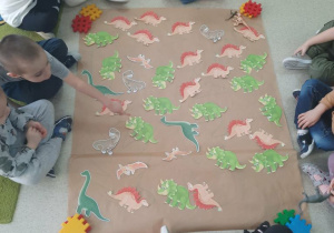 Dzieci poznają gatunki dinozaurów-wystawka.