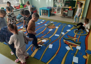 „Spacer dinozaurów”–zabawa ruchowo–naśladowcza przy muzyce.