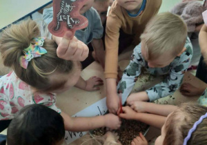 Dino wykopaliska–sensoryczna zabawa dla dzieci