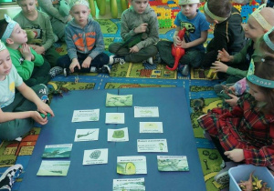 Żabki poznają ciekawostki o dinozaurach