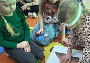 Motylki składają wulkan