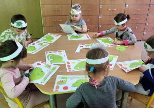 Motylki wykonują pracę plastyczną-dinozaury