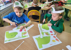 Motylki wykonują pracę plastyczną-dinozaury