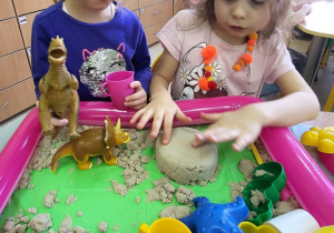 Dzieci bawią się w paleontologów