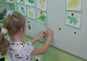 Dziewczynka wykonuje zadanie tekstowe