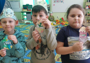 Żabki prezentują wykluwającego się dinozaura