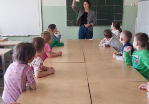 Dzieci poznają zasady poruszania robotem