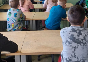 Dzieci poznają leśne zwierzęta