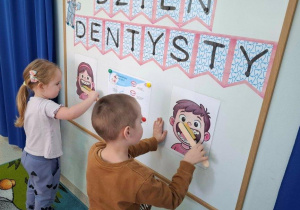 Dzieci biorą udział w zawodach czyszczenia zębów.