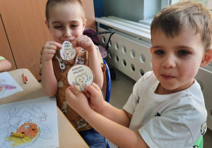 Chłopcy otrzymali odznakę Dzielnego Pacjenta.