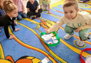 Dzieci określają co szkodzi,a co pomaga w dbaniu o zęby.