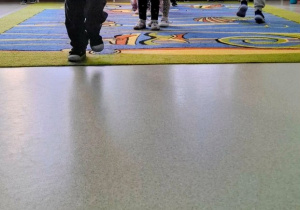 Chłopiec bierze udział w zawodach.