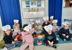 Mali pacjenci dbają o zęby.