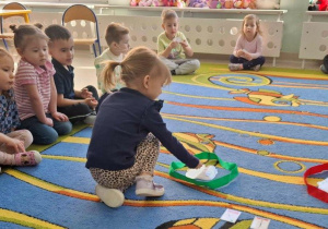 Dzieci określają co szkodzi, a co pomaga w dbaniu o zęby.