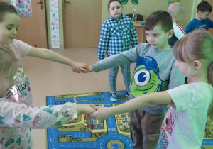 Dzieci podczas zabawy muzyczno ruchowej tworzą figury