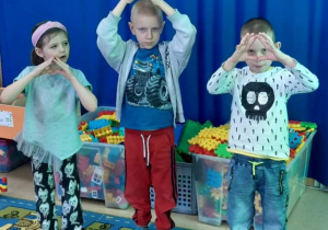 Dzieci podczas zabawy muzyczno ruchowej tworzą figury
