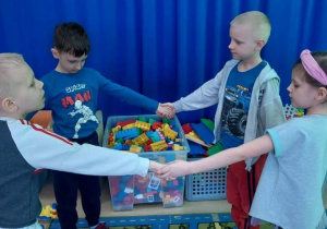 Dzieci podczas zabawy muzyczno ruchowej tworzą figury