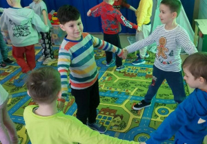 Dzieci podczas zabawy muzyczno ruchowej tworzą figury