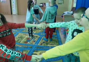 Dzieci podczas zabawy muzyczno ruchowej tworzą figury