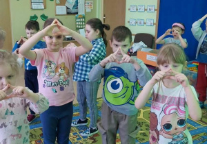 Dzieci podczas zabawy muzyczno ruchowej tworzą figury