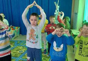 Dzieci podczas zabawy muzyczno ruchowej tworzą figury