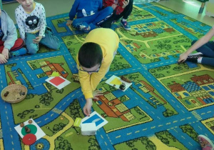 Chłopiec dopasowuje znalezione kształy w otoczeniu do odpowiedniej figury